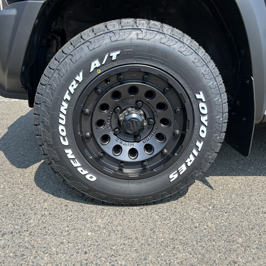 スズキ：ジムニーシエラ MID ナイトロパワー H12 ショットガン+TOYO OPEN COUNTRY A/T を装着！！｜タイヤ市場鶴岡インター店｜ タイヤ・スタッドレス・オールシーズンが安いタイヤ専門店